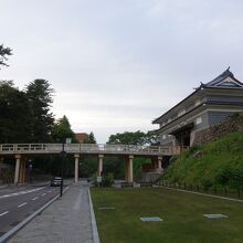 お堀通りをまたぎます