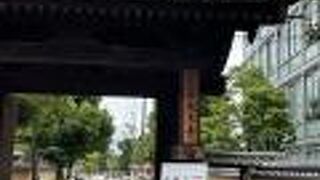 古い趣のある門