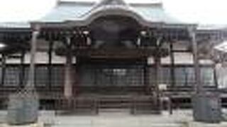 本堂および山門は大田区指定保存建造物です。