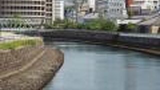 新地中華街を流れる