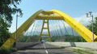 ニセコのアクティビティーを予感させるゲートブリッジ