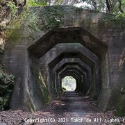 廃線跡にロックシェッドが残っています