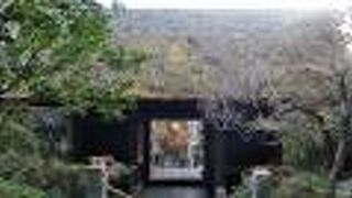 茅葺き屋根の山門の仁王尊は運慶作