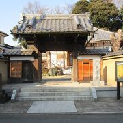 正保３年（１６４６年）の開創の寺、春、彼岸頃より枝垂桜の可憐な花が咲き始め、染井吉野・山桜と一斉開花し、小さなお堂が薄紅色に染まります。