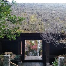 石段から振り返ると、茅葺き屋根の山門も素敵です