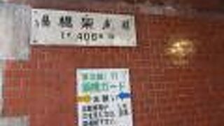 古びた赤レンガ壁は歴史を感じられます。