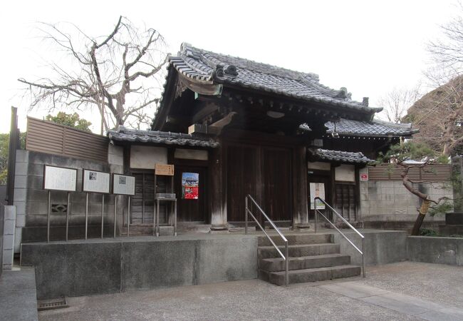 慶長年間に下谷稲荷町へ移転し、江戸城西御丸と大奥の祈祷所となり「わら店の法養寺」と呼ばれたといいます。
