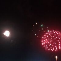 少し遠いけれども海辺の花火が見えるのはありがたい