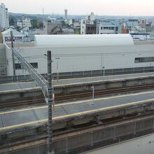 駅のホームが見える