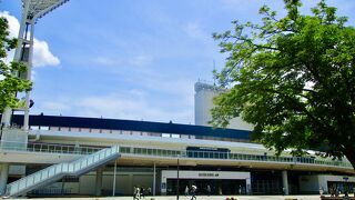 スタジアムの周りは子供の遊び場