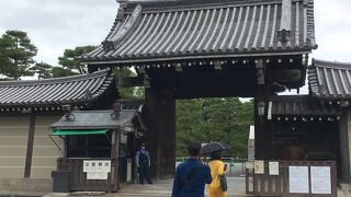 長く続く築地塀