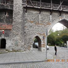 右側にあるのが修道女の門