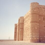 砂漠に忽然と四角い大きな城が現れる、ここを訪れた時は驚いた