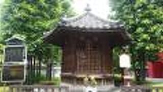 六角の古い建物です。