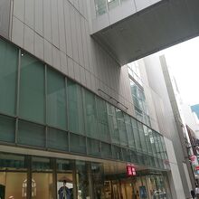 通りを跨いだ連絡路は珍しい