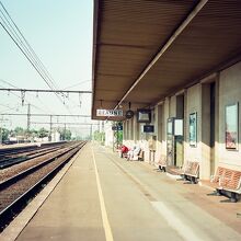 ボーヌ駅のプラットホーム