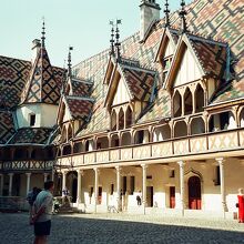 旧市街の中心にあるオテル・デユー。15世紀に建てられました。