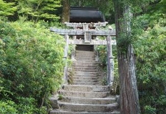 紅葉谷公園のなかにある古い神社