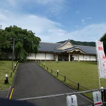 醍醐寺霊宝館と枝垂れ桜