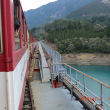 「大井川鐵道・井川線」：湖上駅、湖の上を走行します。