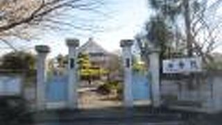 創建は江戸時代初期、境内には徳川家康の孫「芳心院」の墓所「万両塚」があります。