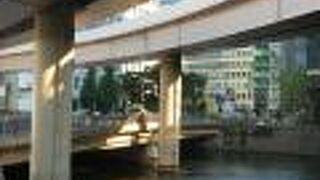 カーブの首都高速の下