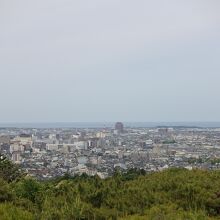 金沢市街と日本海が見える