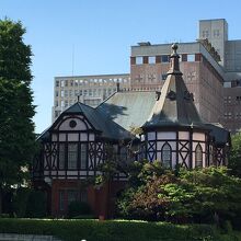 ピンク色の外壁が可愛い