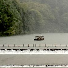 上流の川を進む屋形船