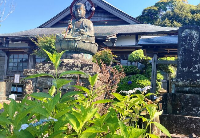 成田街道から奥まったところにあるお寺