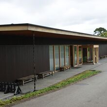 ガラス張りの近代的な鶴の丸休憩所