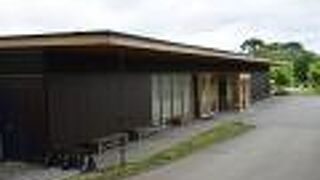 金沢城公園にある全面を総ガラス張りのモダ建物建物