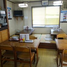 平日なので昼時でもガラガラ