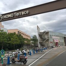 新街道沿いの商業施設