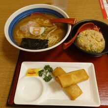 中華麺と半チャーハンと春巻き　1210円