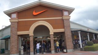 このアウトレットでも最大級のお店の広さ。買うものを決めて無いと圧倒されます。