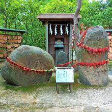 男石女石　縁結びの神社　恋愛成就の折り鶴の箱が脇に置かれてい