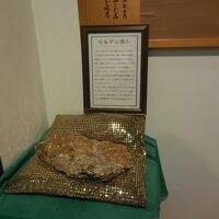 温泉源のモルデン沸石