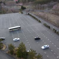 広大な面積の駐車場に、ほとんど車が無かった。
