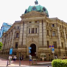 建物の一部は旧横浜正金銀行の本店