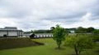 白い鶴が舞い下りているのを見て名付けられた広場