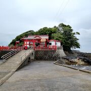 海岸沿いに建つ開運や勝負事に強い神社の様で、境内に数十の著名人のサイン色紙が飾られていました