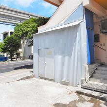 駐車場側の青い扉が店内への入り口…