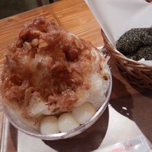 ぜんざい 550円　と　サーターアンダギー（胡麻きなこ）