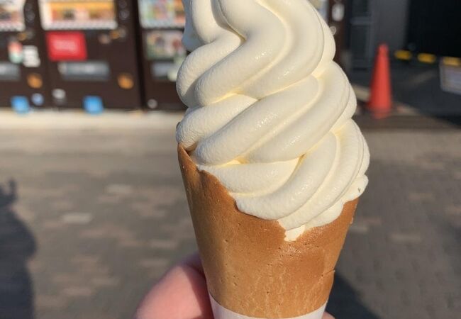 店内でも、外の屋台のようなスペースでも、色々なスイーツを買える!