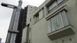 会館は道の反対側にありました