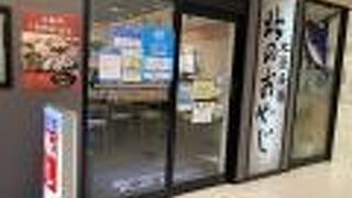 駅近くの回転寿司