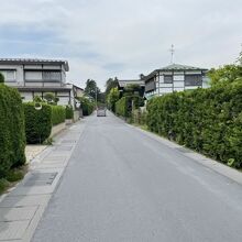 生垣と現代的家屋の重伝建