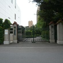 緑の樹々に囲まれているスペイン大使館の入口の正門です。