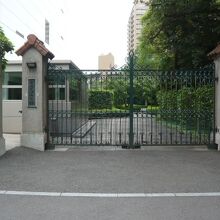 スペイン大使館の正門の入口です。鉄柵の門が物々しい感じです。